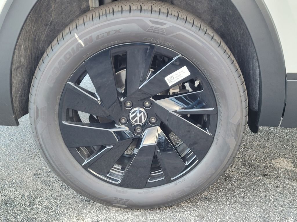 New 2026 White/off-white Volkswagen SE w/Technology image 5