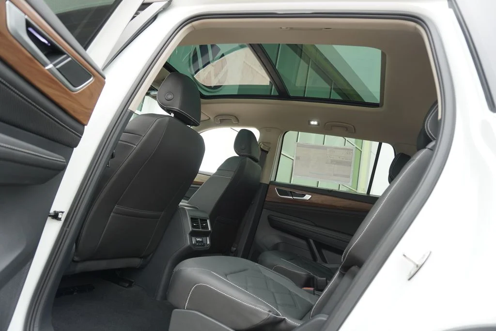 New 2026 White/off-white Volkswagen 2.0T SE w/Technology image 30