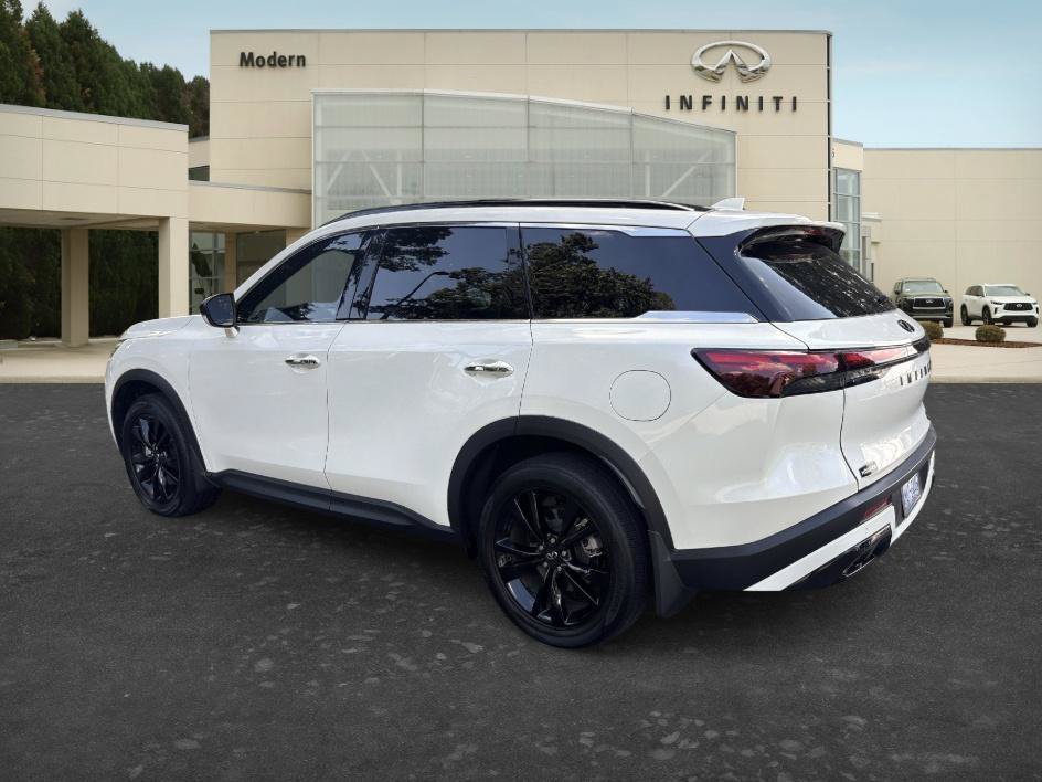Used 2025 Majestic White INFINITI LUXE image 6