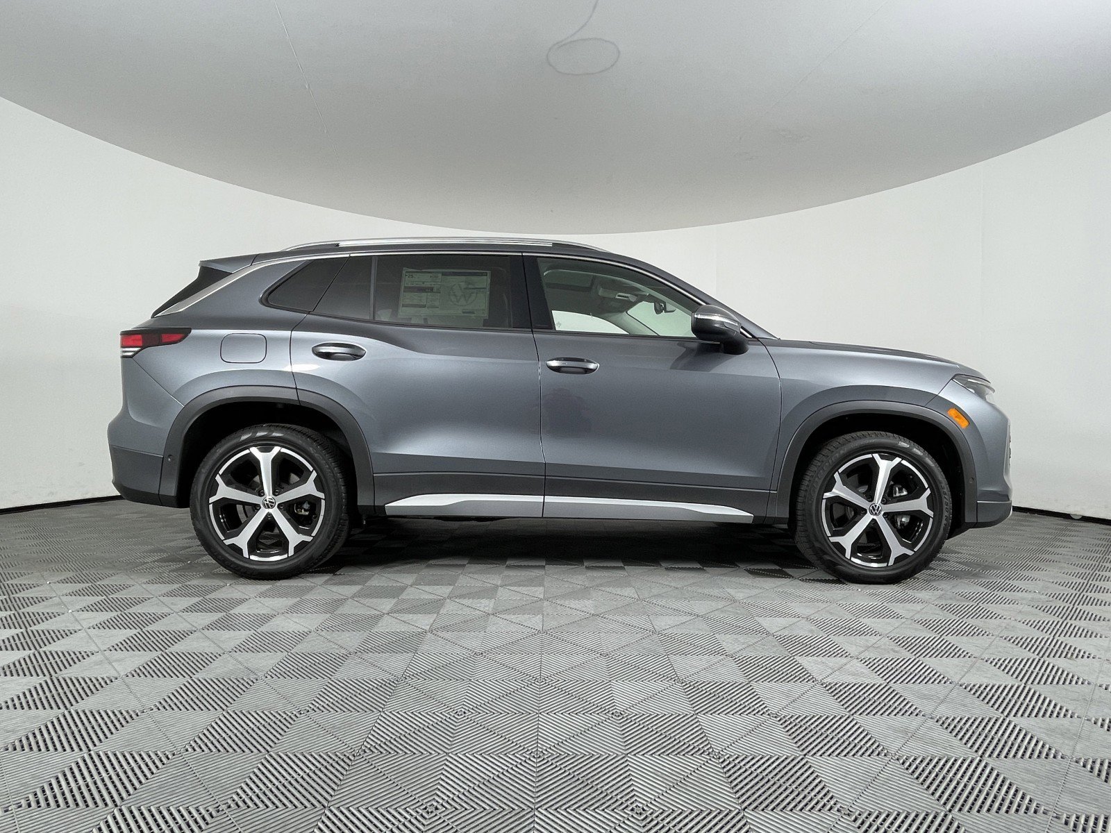 2025 Volkswagen Tiguan SE - Photo 17