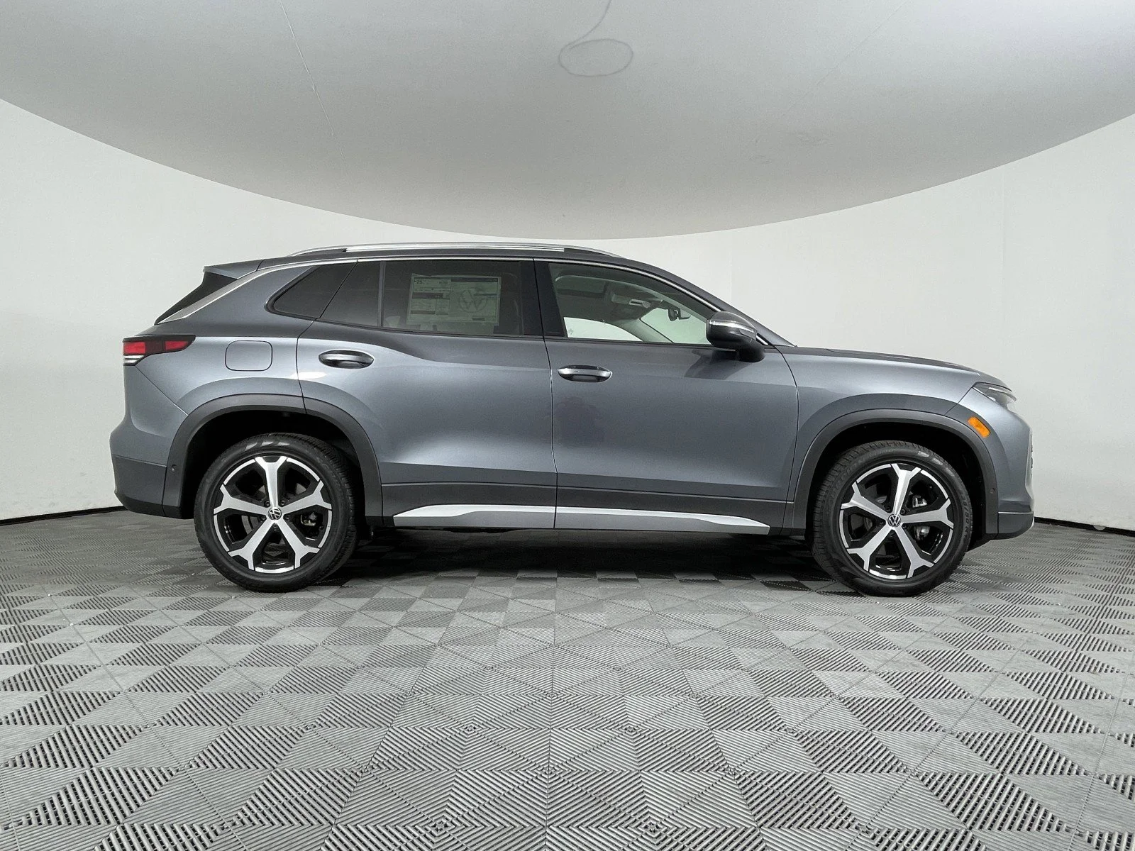 2025 Volkswagen Tiguan SE - Photo 17
