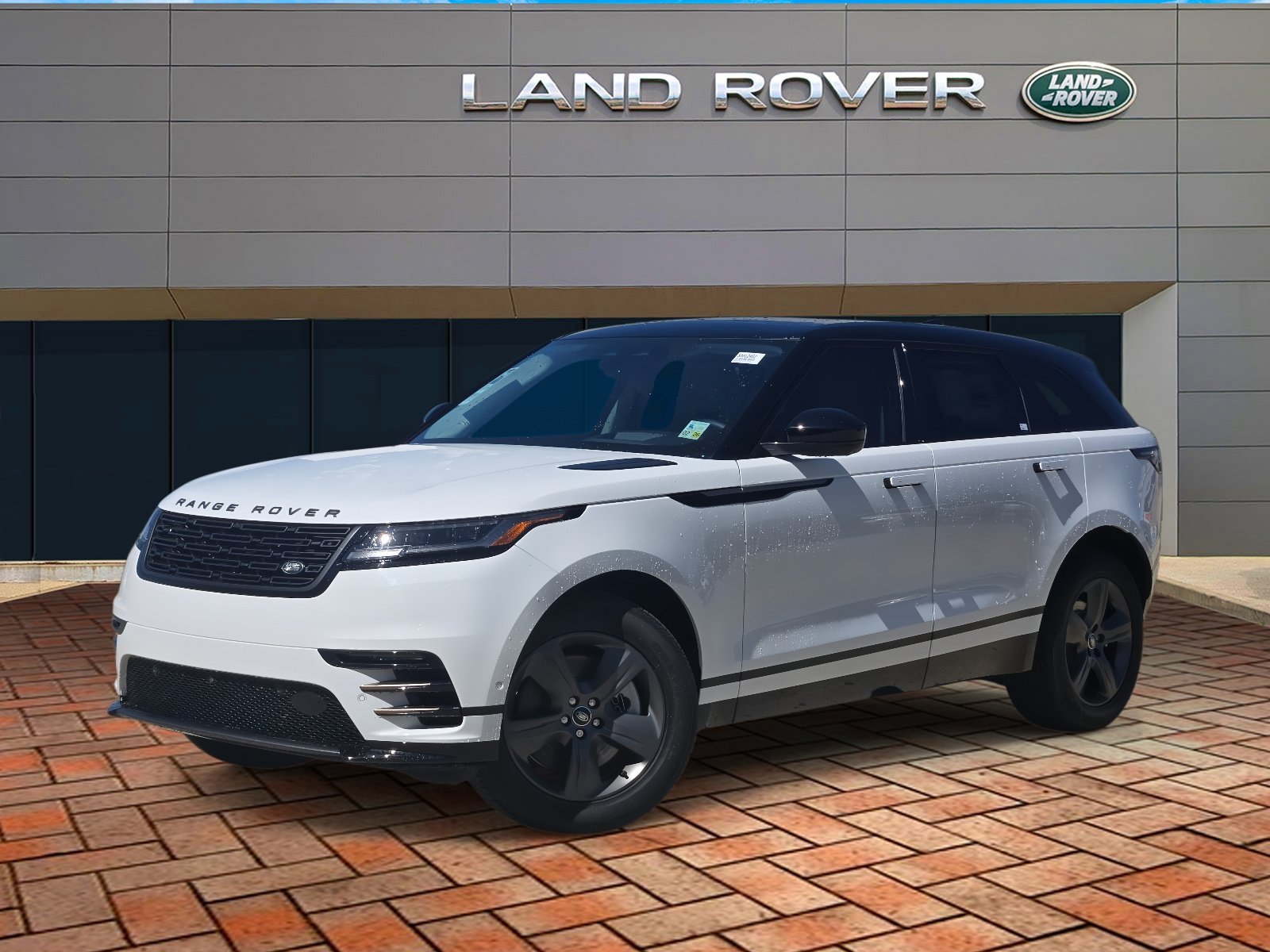 Used 2025 Fuji White Land Rover Dynamic SE image 1