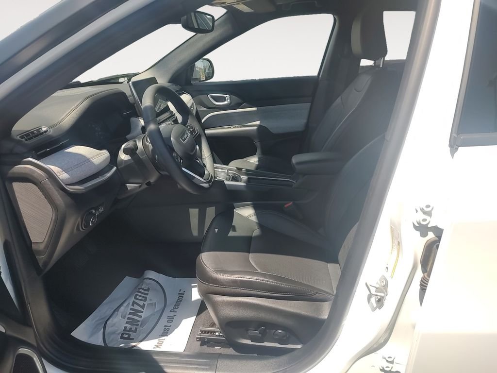 Used 2023 White Jeep Latitude Lux image 9