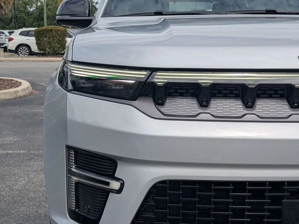 New 2026 Silver-Zynith Exterior Paint Jeep Limited Reserve image 10