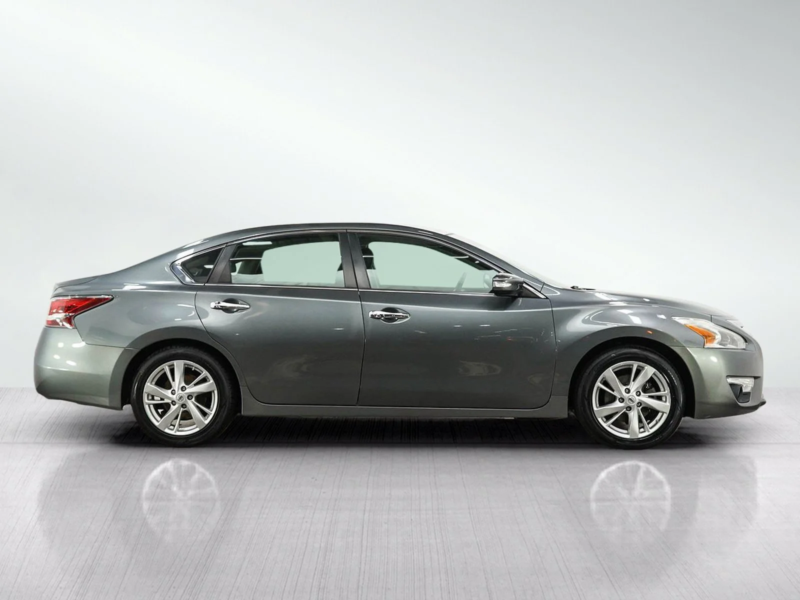 Used 2015 Gun Metallic Nissan 2.5 image 7