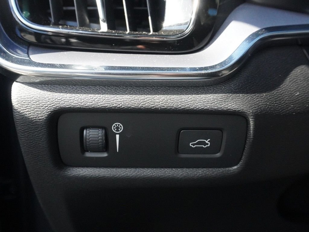 Used 2020 Gray Volvo T5 image 39