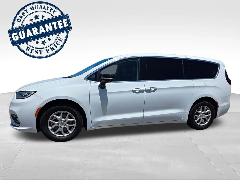 Used 2024  Chrysler Touring L image 3