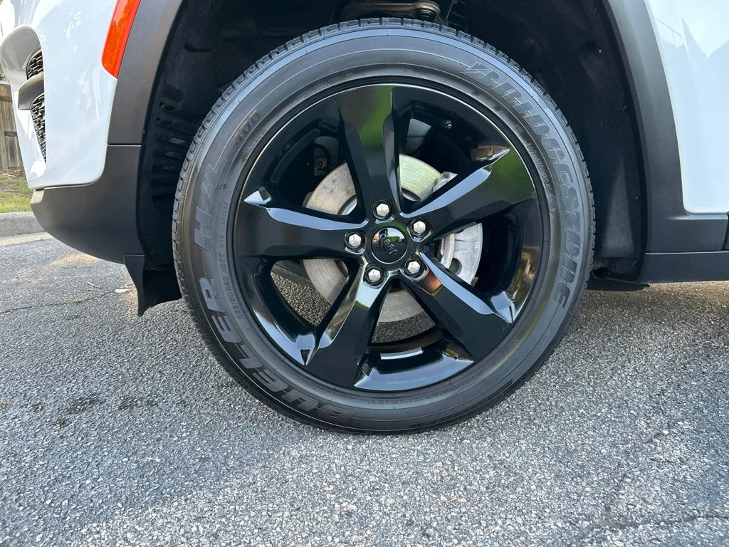 Used 2025 White Jeep Altitude X image 10