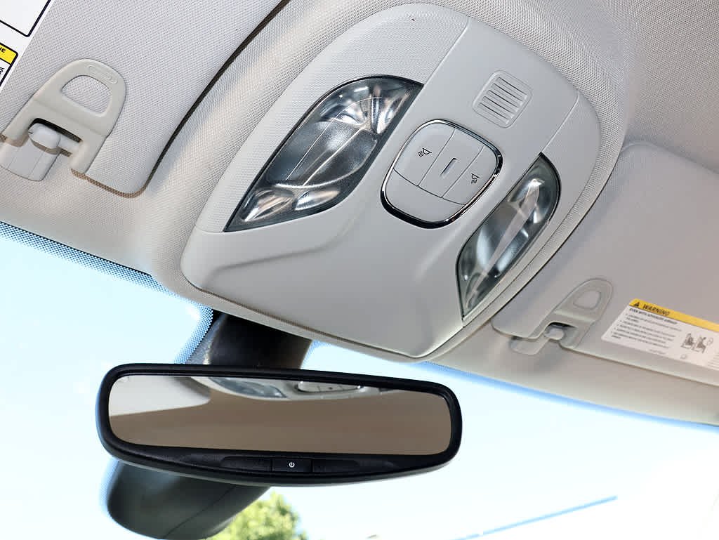 Used 2018 White Clearcoat Jeep Latitude image 21