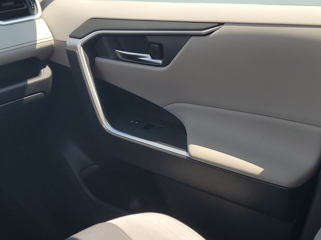 Used 2020 White Toyota XLE image 13