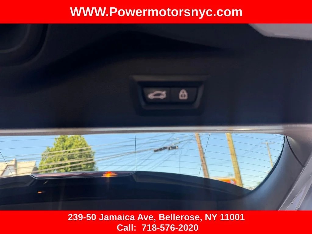 Used 2022 White BMW sDrive40i image 29