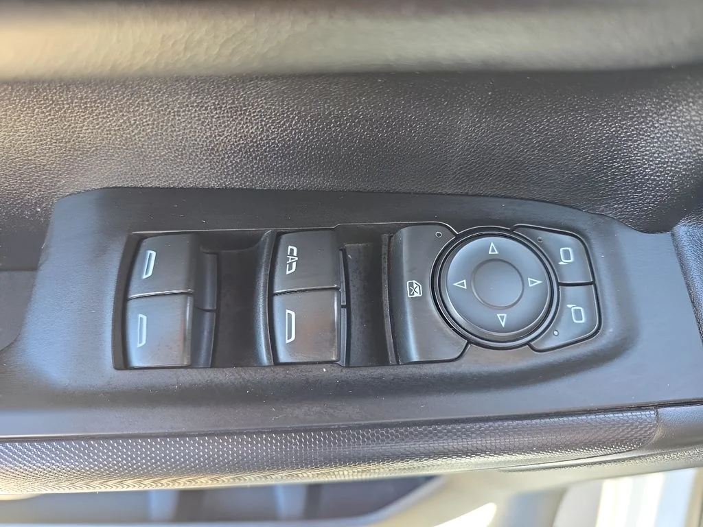 Used 2022 White Chevrolet Custom image 38