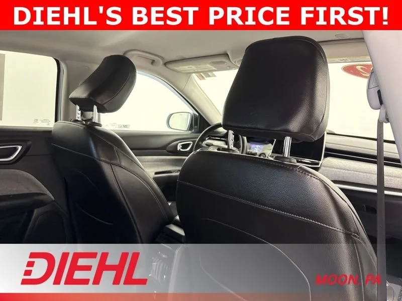Used 2022 White Jeep Latitude image 12