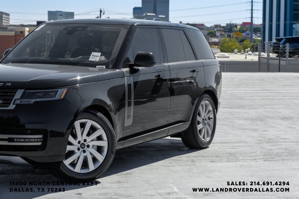 New 2027 Santorini Black Metallic Land Rover SE image 4