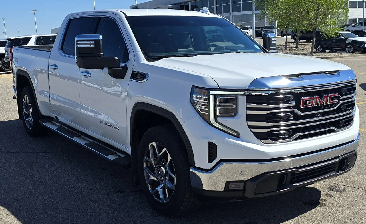 Used 2025 White GMC SLT Crew Cab image 7
