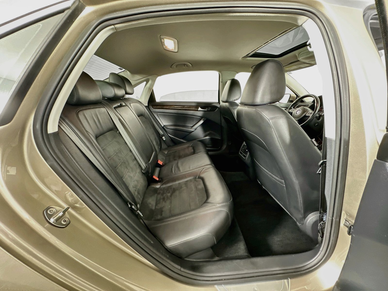 Used 2015 Titanium Volkswagen TDI SEL Premium image 28