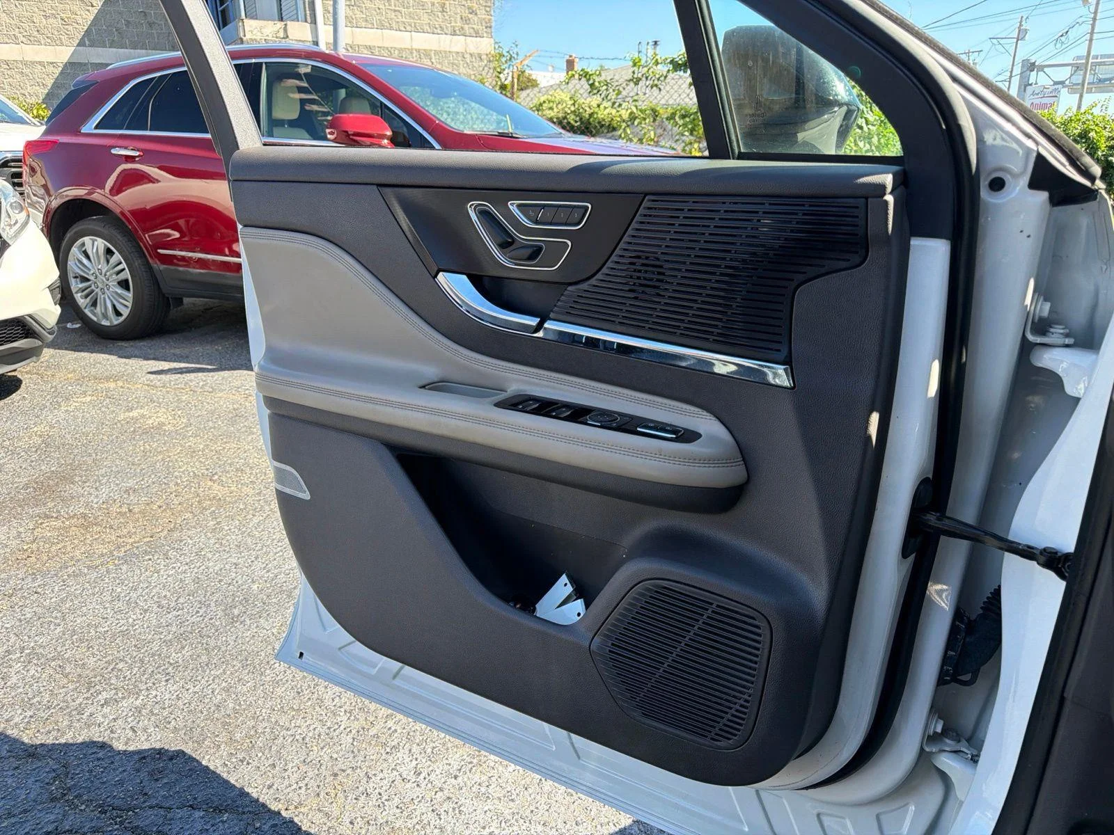 Used 2022 White Lincoln Standard image 26