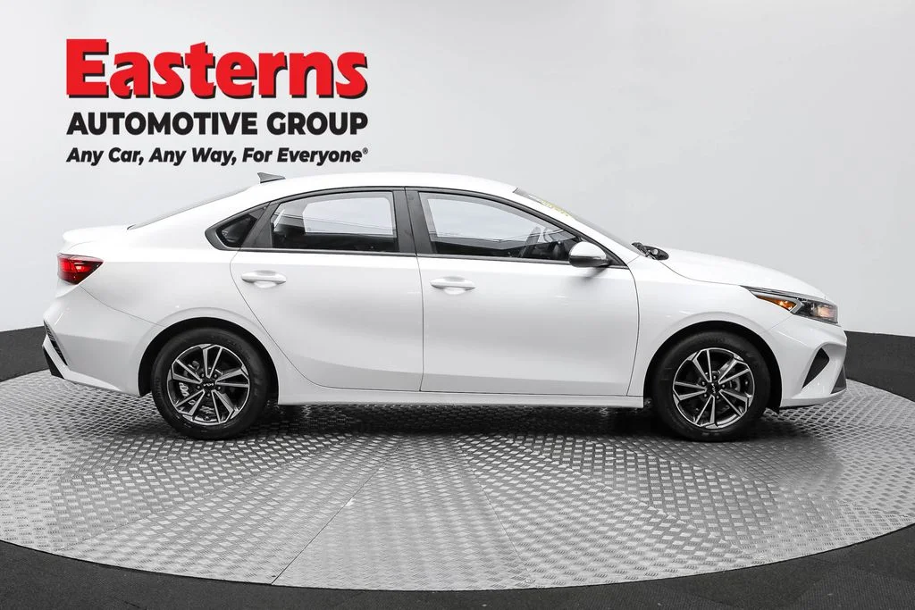 Used 2022 White Kia LXS image 4
