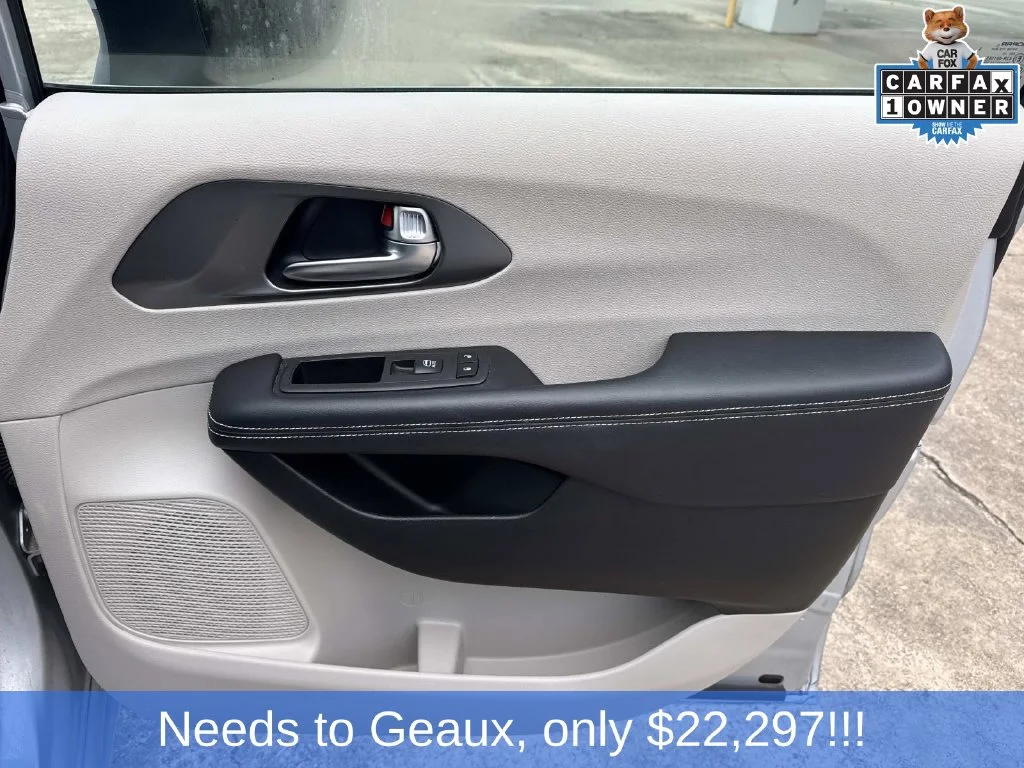 Used 2023 Silver Chrysler Touring L image 31