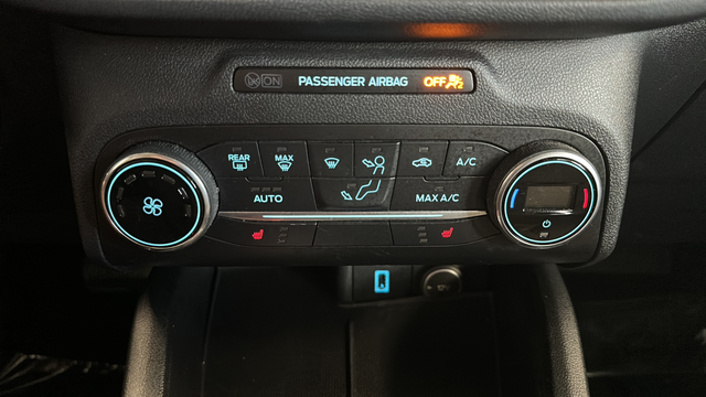 Used 2020 Magnetic Metallic Ford SE image 17