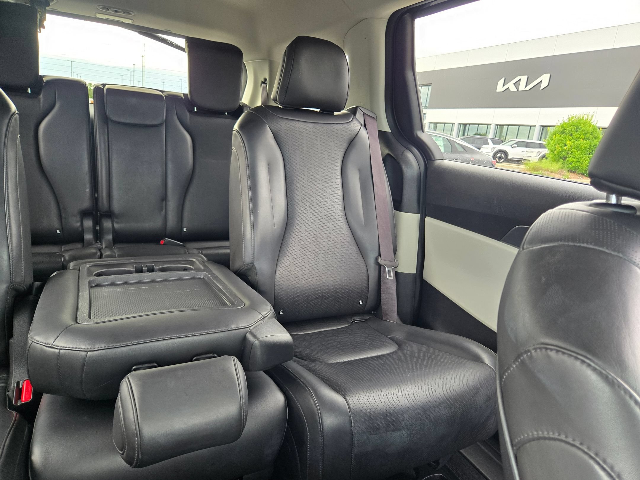 Used 2024 Aurora Black Pearl Kia LX image 14