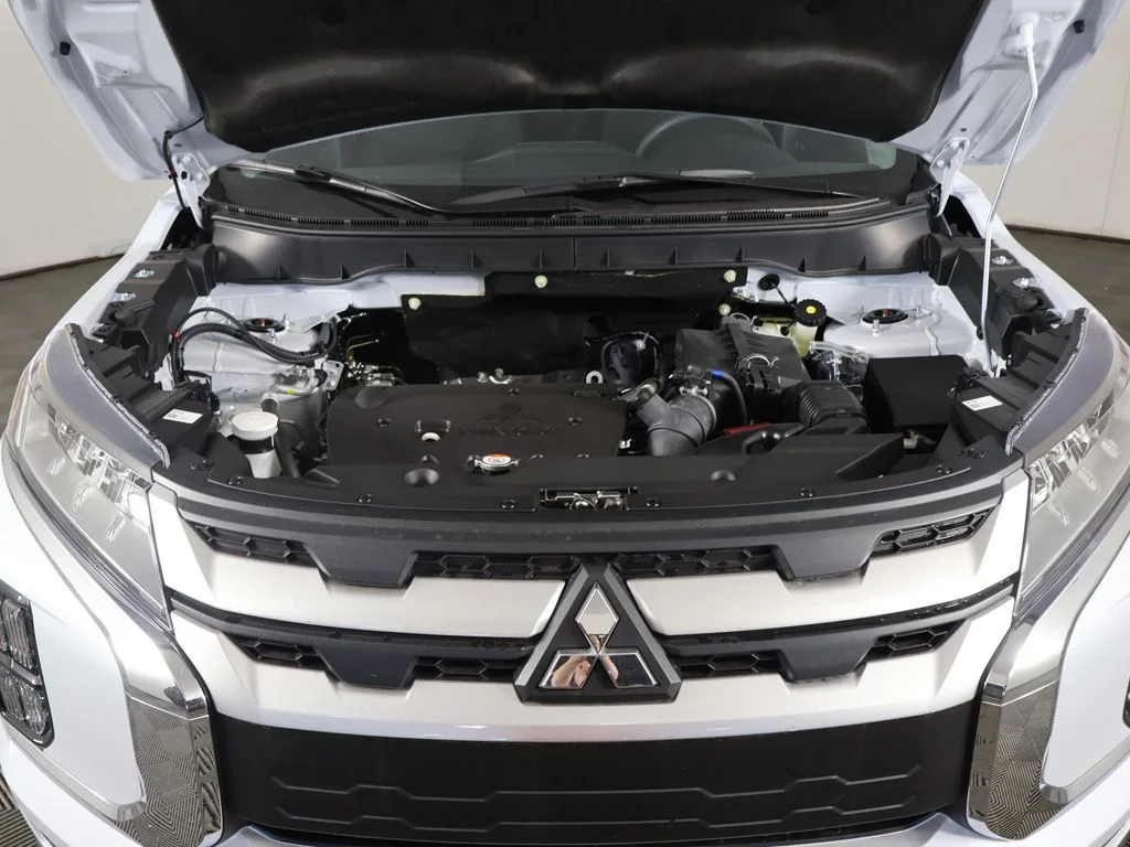 New 2027 White Mitsubishi 2.0 ES AWC image 16