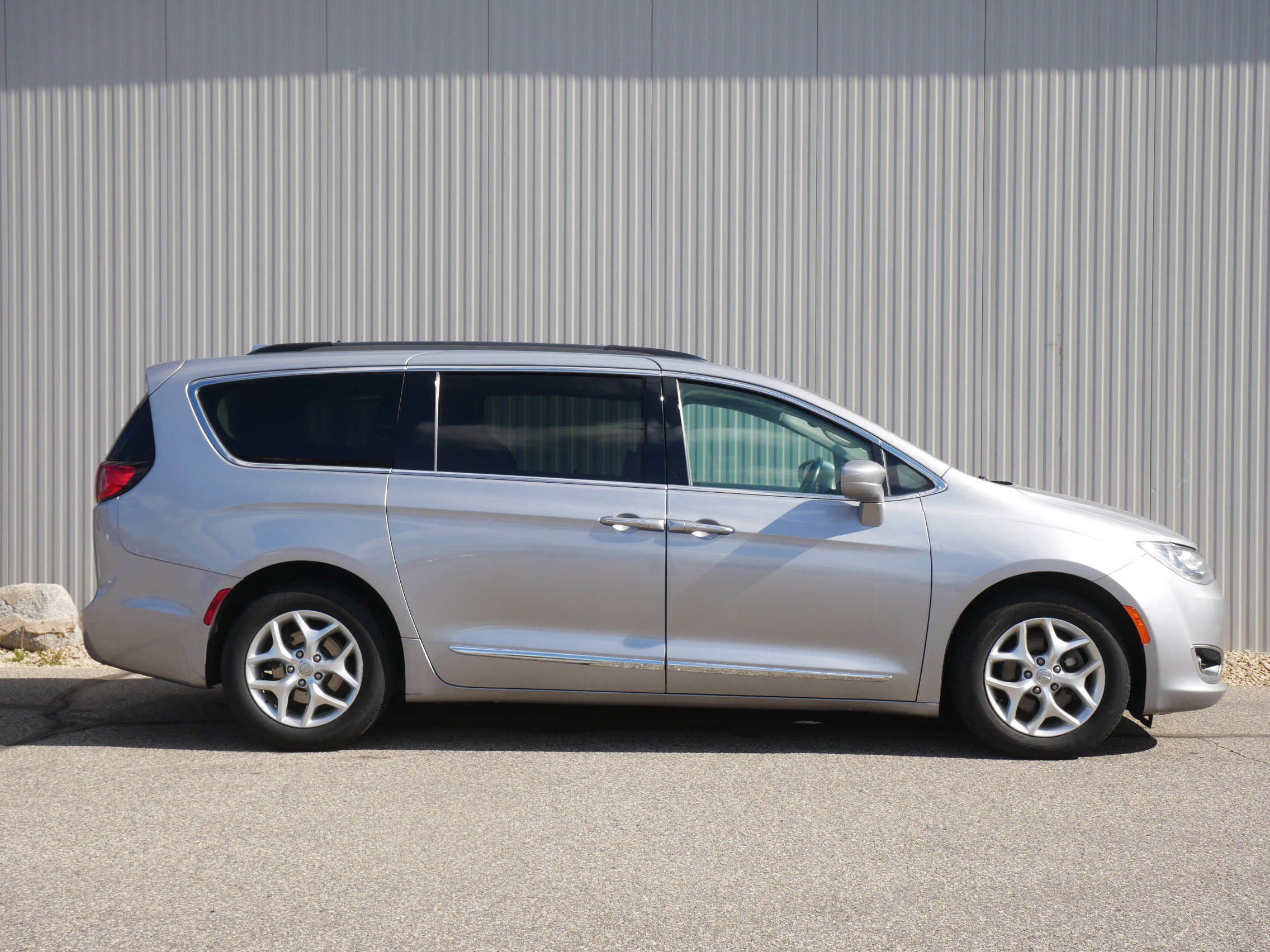 Used 2017 Billet Silver Metallic Clearcoat Chrysler Touring-L image 6