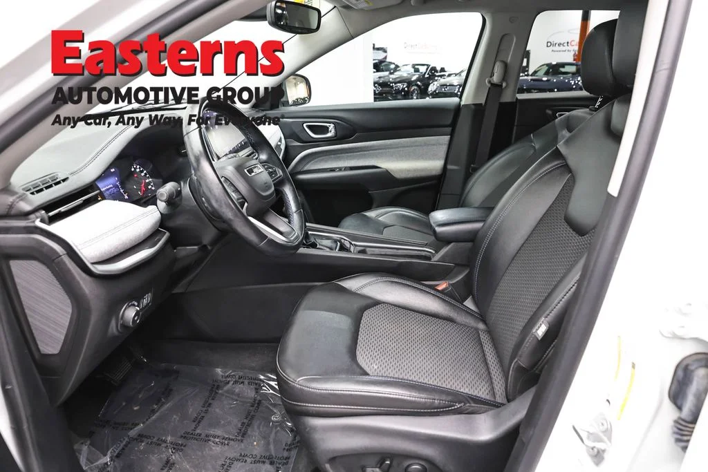 Used 2022 White Jeep Latitude image 14
