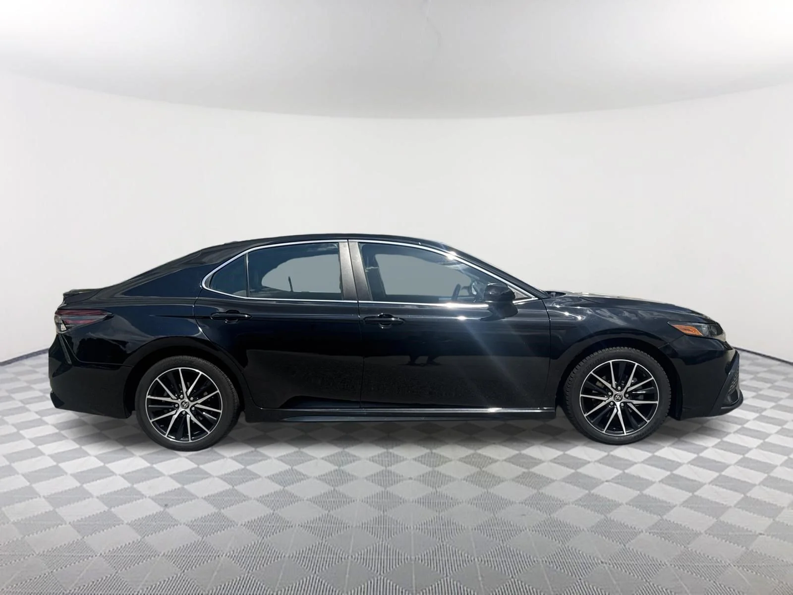 Used 2021 Midnight Black Metallic Toyota SE image 4