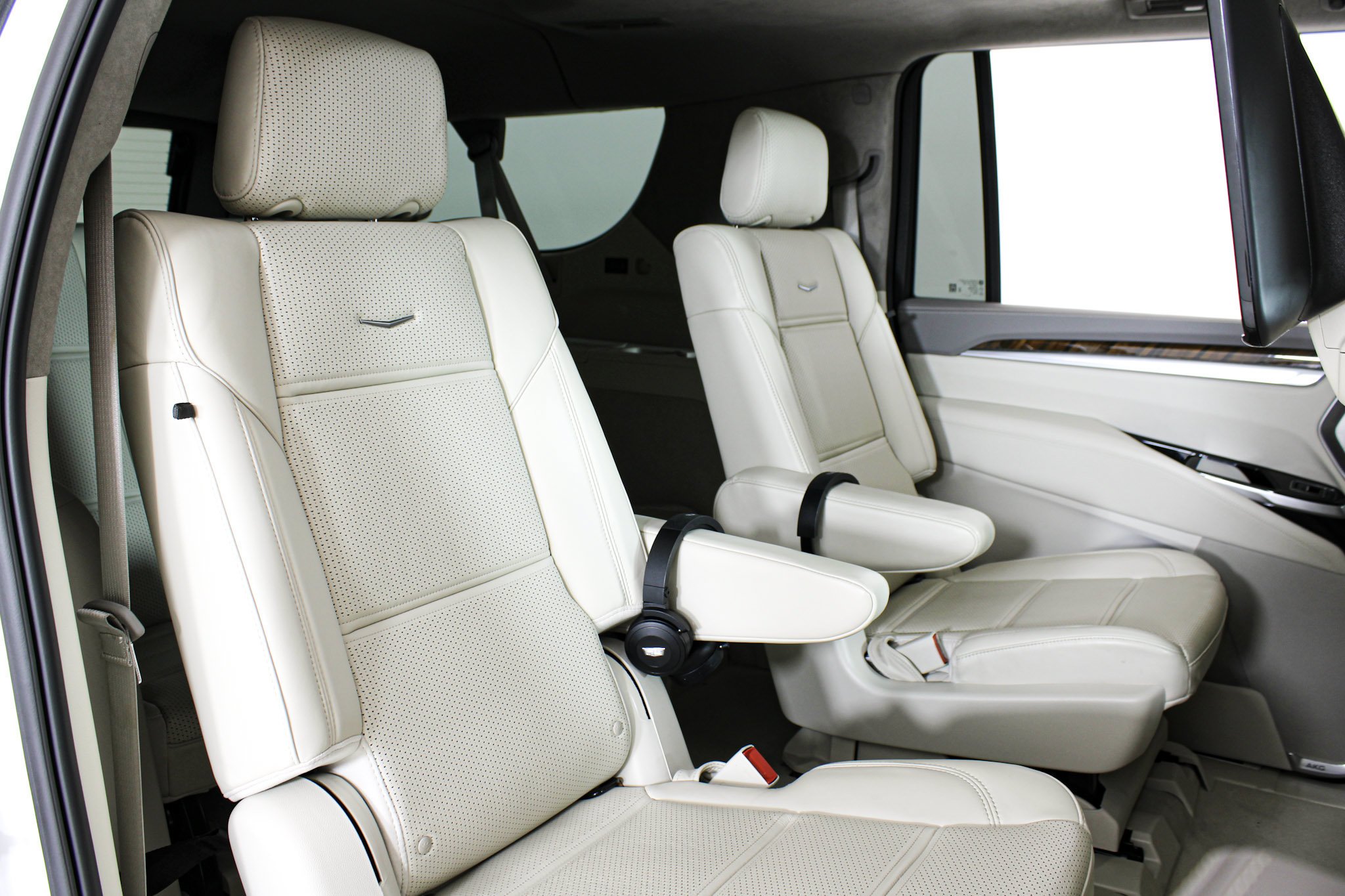 Used 2025 Crystal White Tricoat Cadillac Sport Platinum image 27