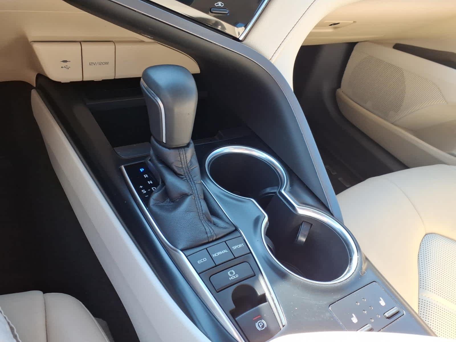 Used 2018 Super White Toyota XLE V6 image 19