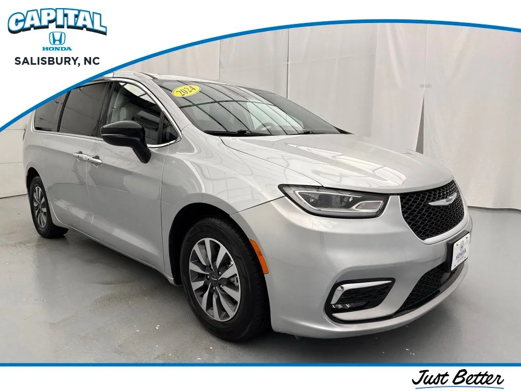 Used 2024 Silver Chrysler Select image 1