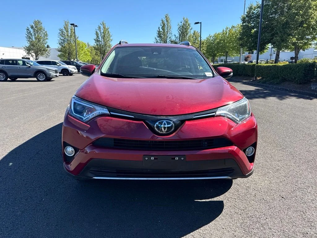 Used 2018 Ruby Flare Pearl Toyota XLE image 2