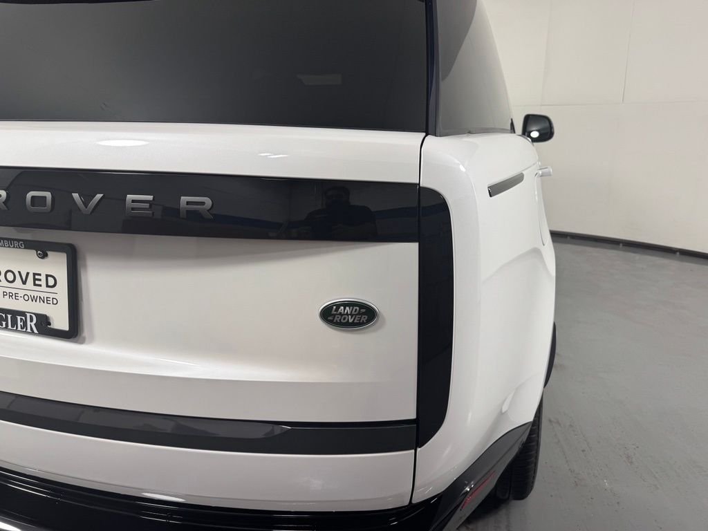 Certified Used 2023 Ostuni White Pearl Land Rover SE image 7