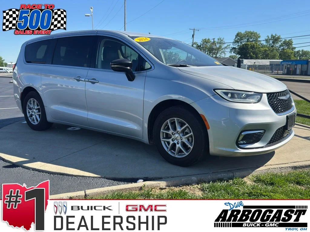 2024 Chrysler Pacifica Touring L's photo