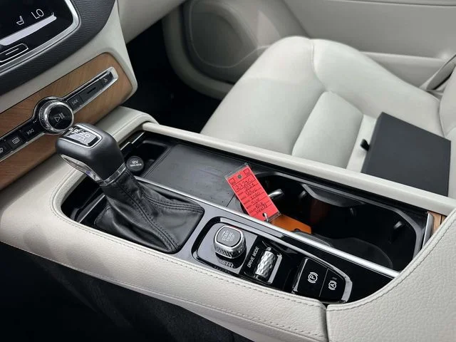 Used 2021 Blue Volvo T6 Momentum image 31