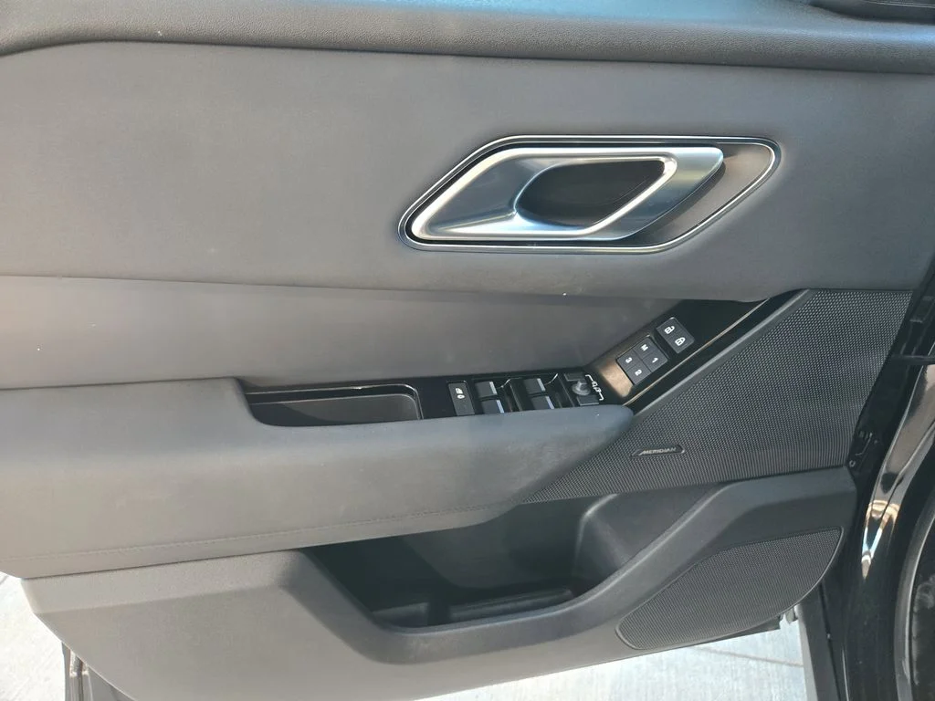 Used 2025  Land Rover Dynamic SE image 32