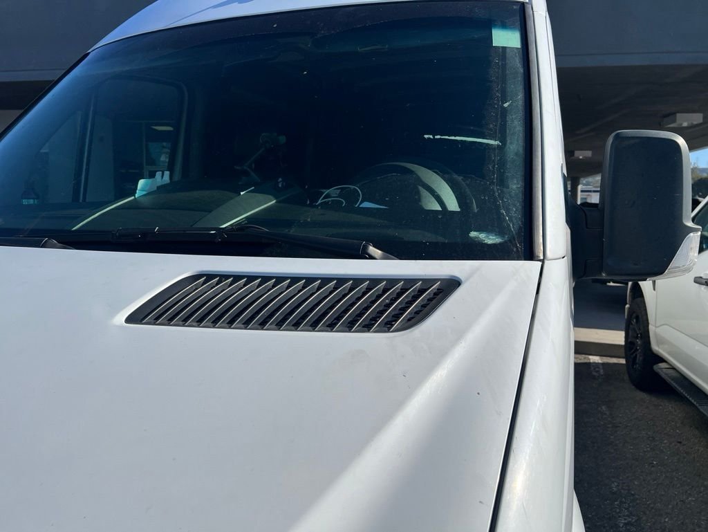 Used 2017 Arctic White Mercedes-Benz Cargo 144 WB image 13