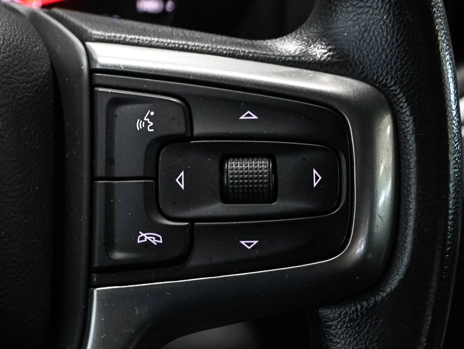 Used 2022 Silver Ice Metallic Chevrolet Custom image 34