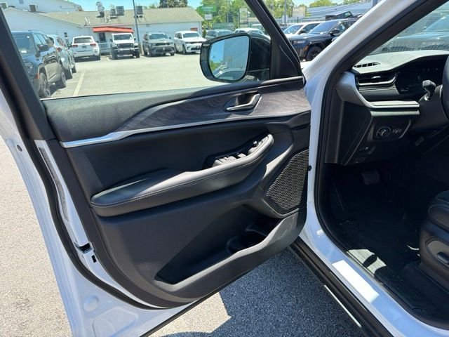 New 2026 Bright White Clear-Coat Exterior Paint Jeep Altitude image 11