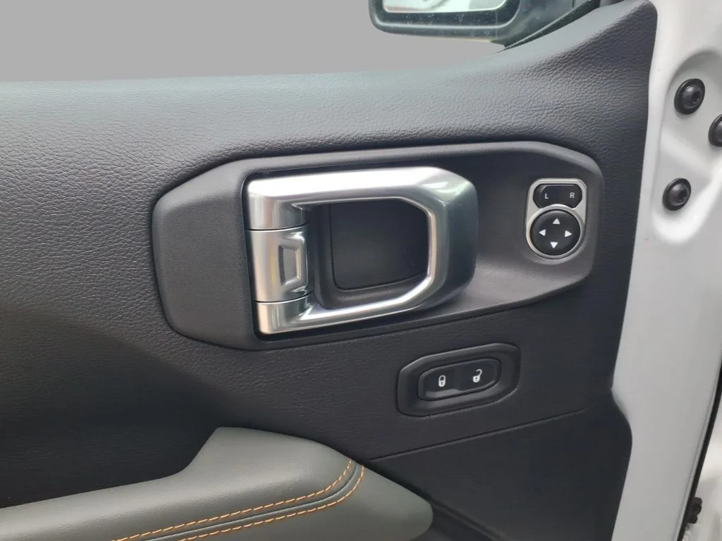 New 2026 Bright White Clear-Coat Exterior Paint Jeep Mojave X image 12
