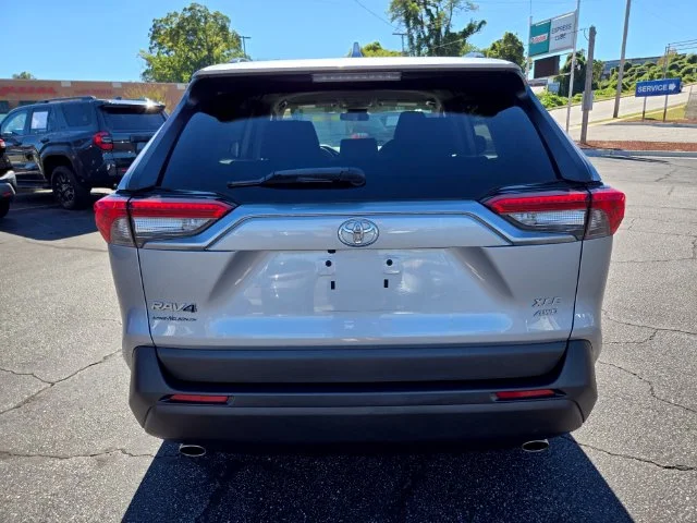 Used 2021 Silver Toyota XLE image 7