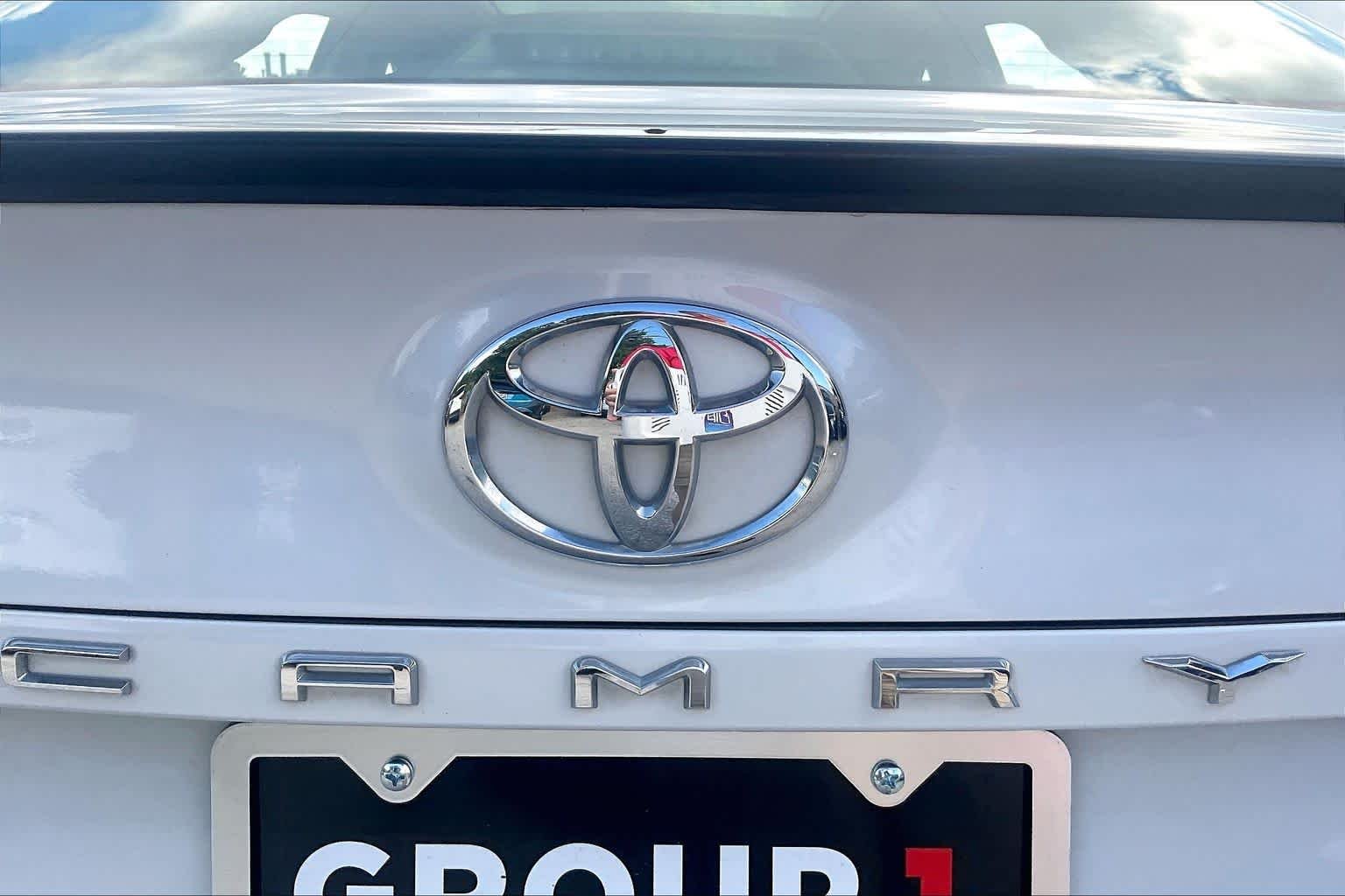 Used 2020 Wind Chill Pearl/Midnight Black Metallic Toyota XSE V6 image 9