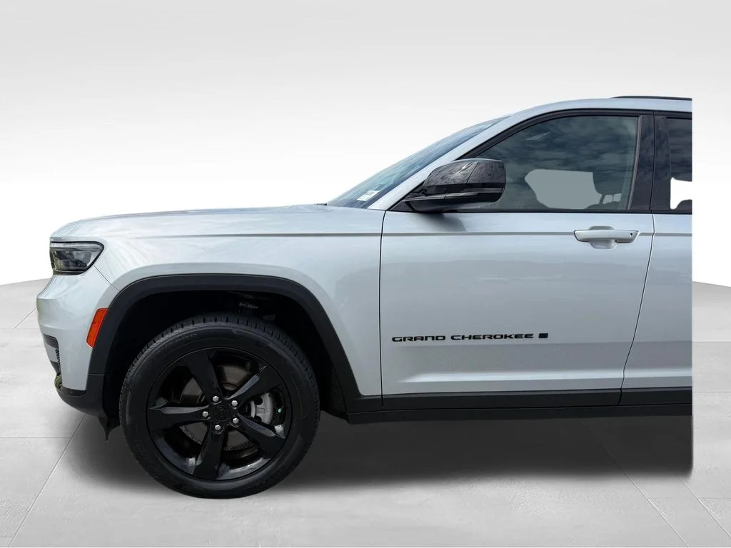 Used 2024 Silver Jeep Altitude X image 24