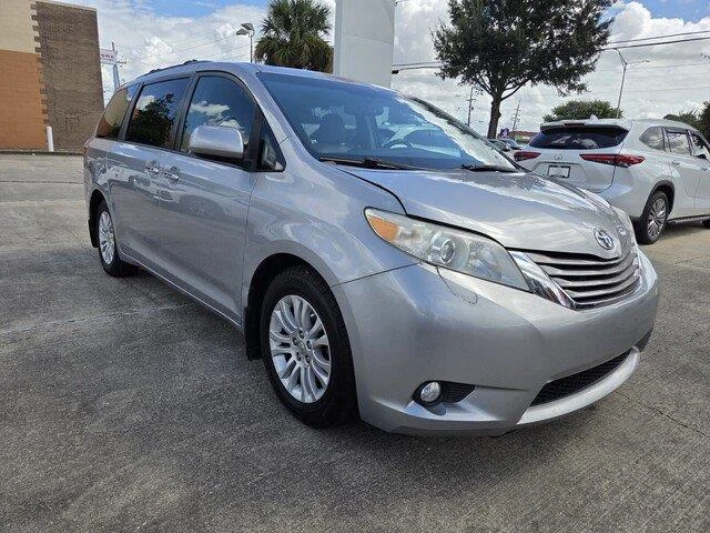Used 2015 Silver Sky Metallic Toyota XLE Premium 8-Passenger image 7