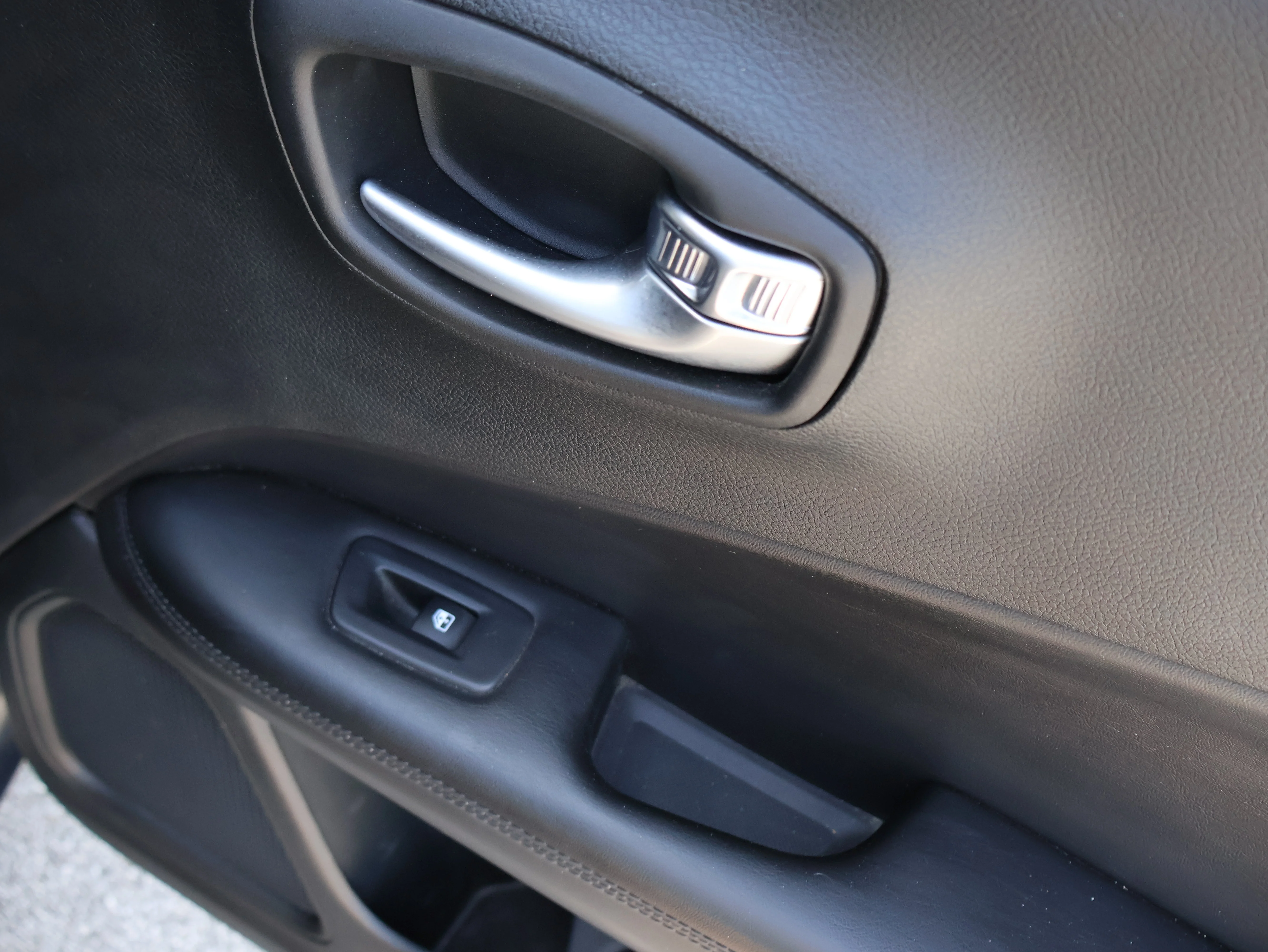Used 2018 Granite Crystal Metallic Clearcoat Jeep Altitude image 14