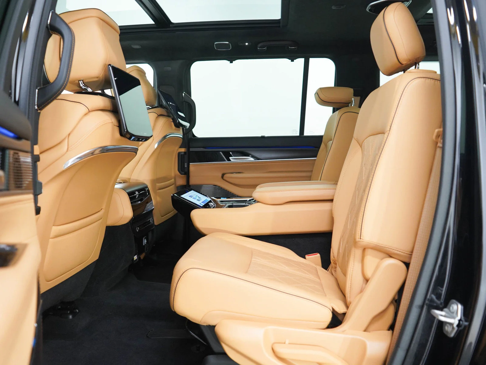 Used 2025 Diamond Black Crystal Pearlcoat Jeep Series III image 20