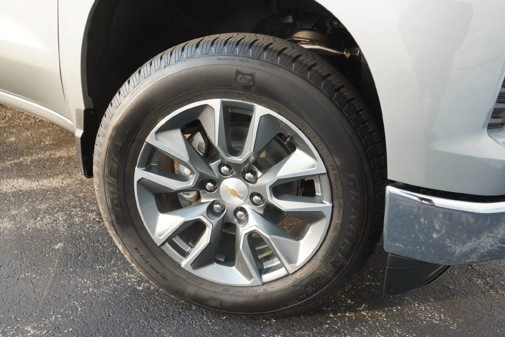 New 2026 Sterling Gray Metallic Chevrolet LT (2FL) image 28