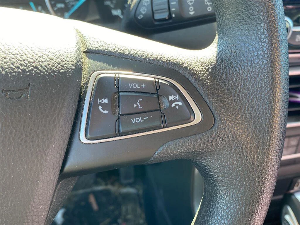 Used 2022 Diamond White Ford SE image 19