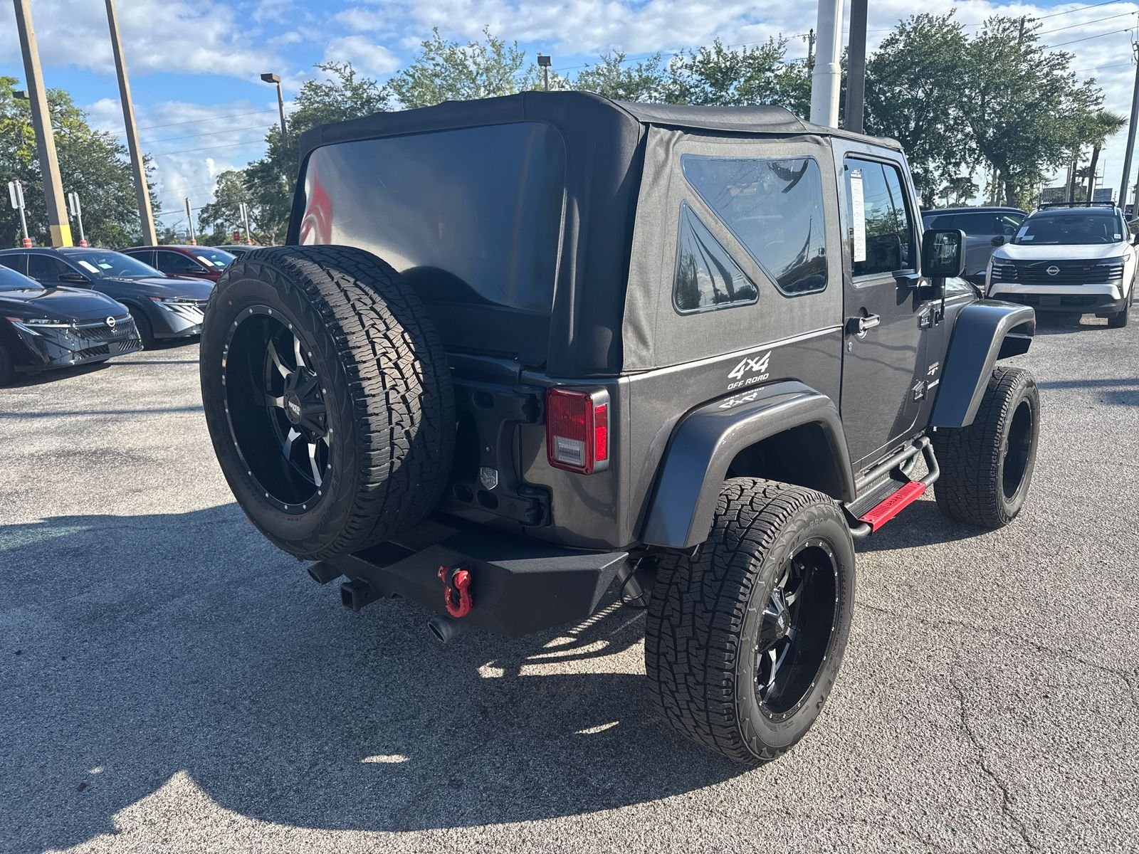 Used 2017 Gray Jeep Sahara image 5